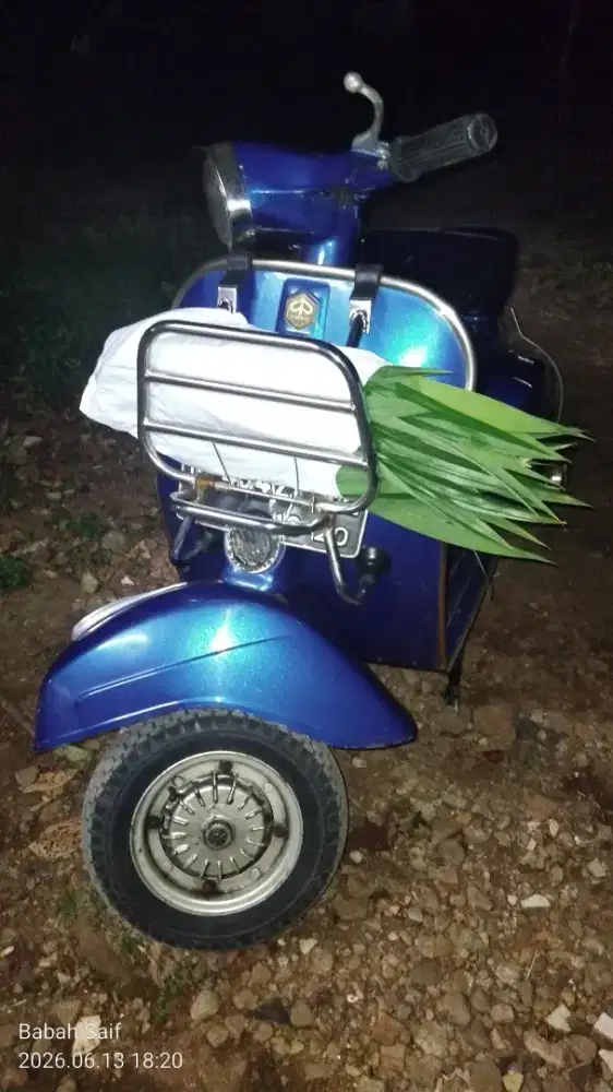 Vespa super biru