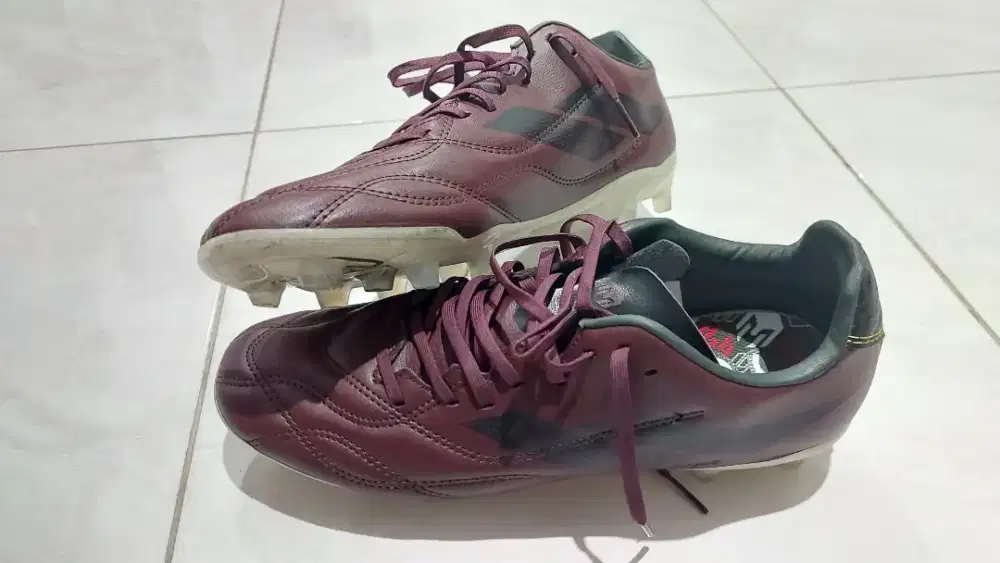 Sepatu Bola Mills