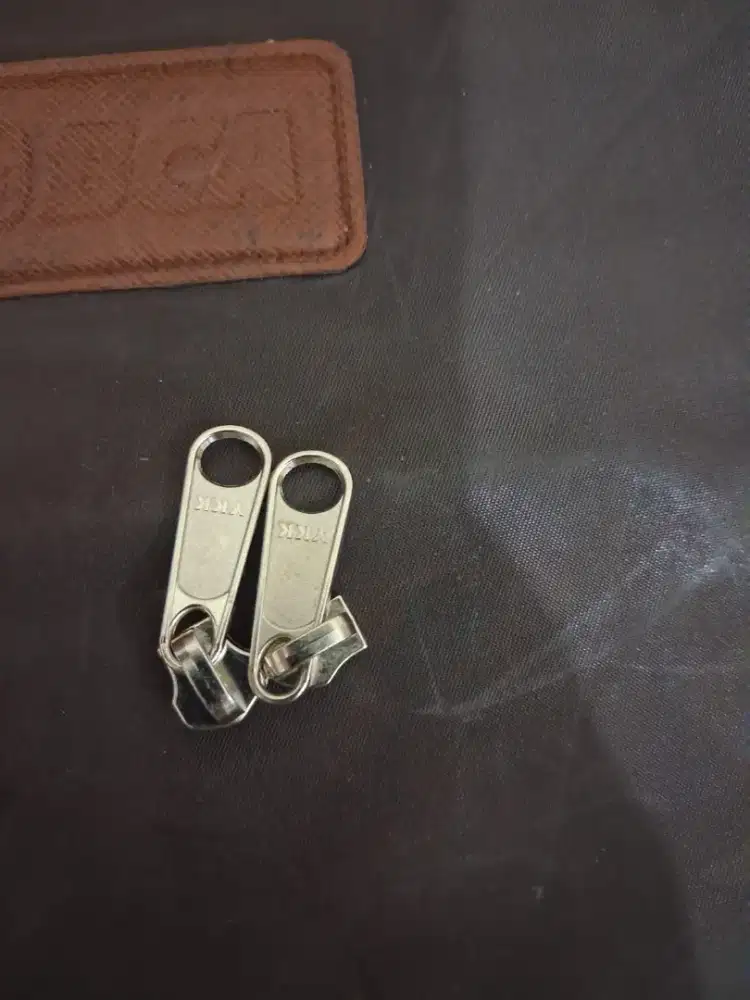 2 pcs kepala resleting
Warna silver untuk badan
Resleting biasa dan be