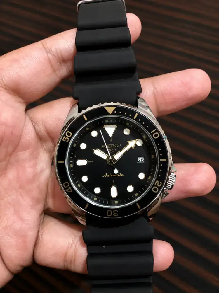 DIJUAL CEPAT – SEIKO 5 SPORT AUTOMATIC BLACK GOLD (MODERN DIVER STYLE)