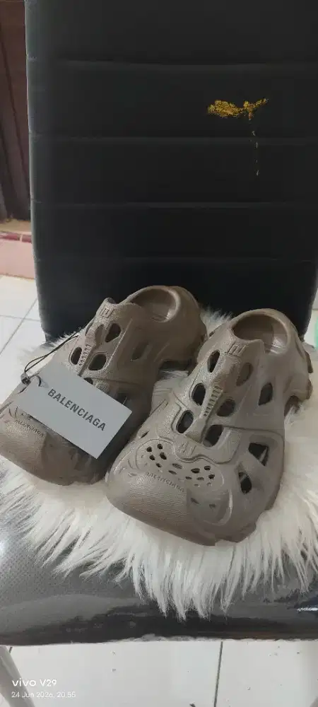 Sandal karet Balenciaga