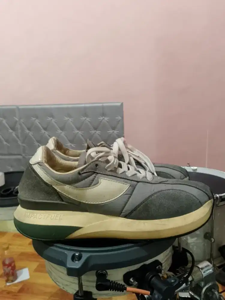 Sepatu compas Velocity