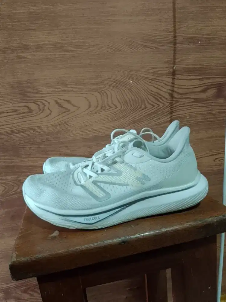 Sepatu running New balance Rebel V3