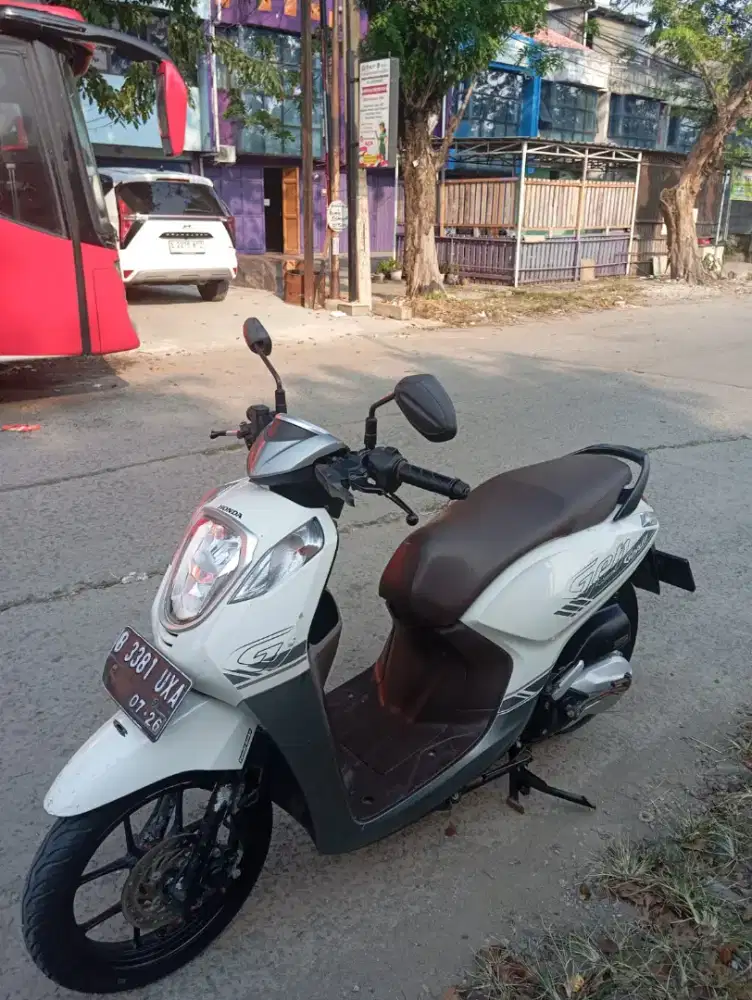 Honda genio putih