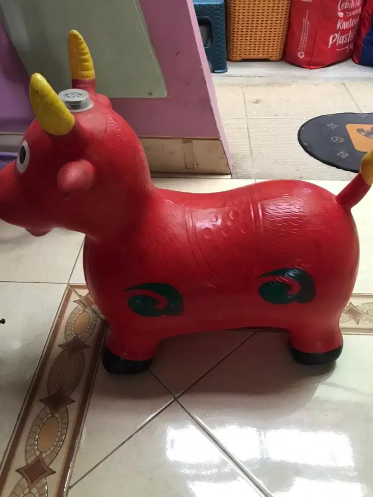 Mainan scootet dan sapi karet