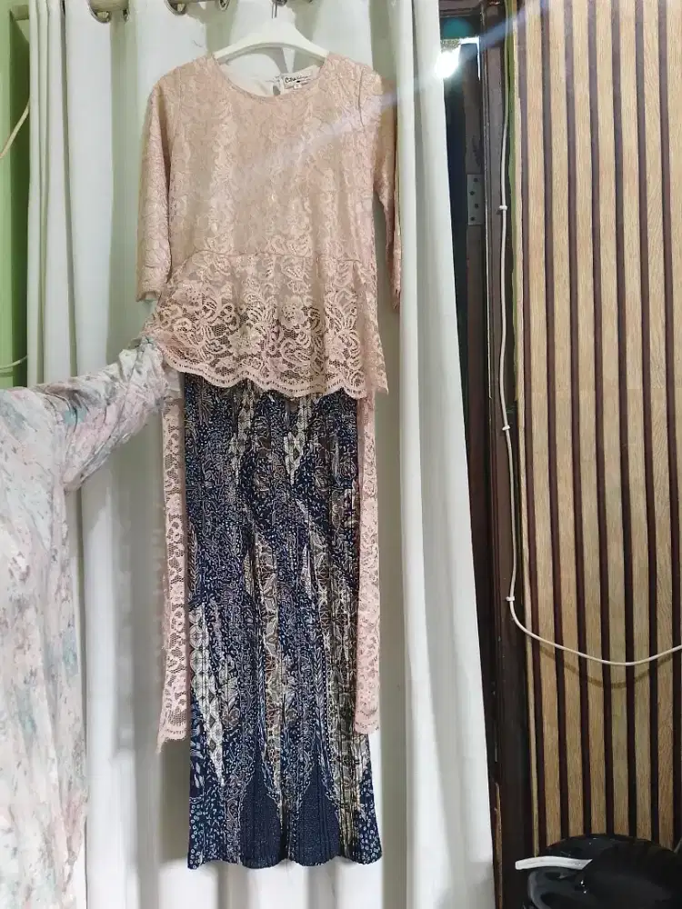 One set kebaya brukat dan rok kain