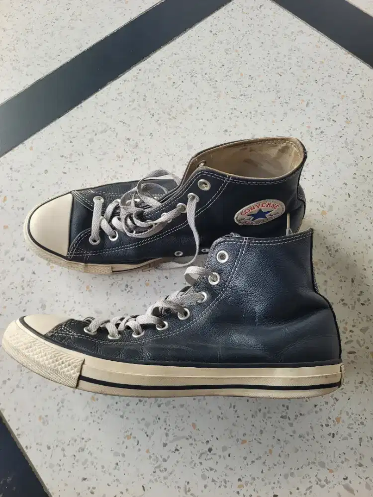 Sepatu Converse kulit