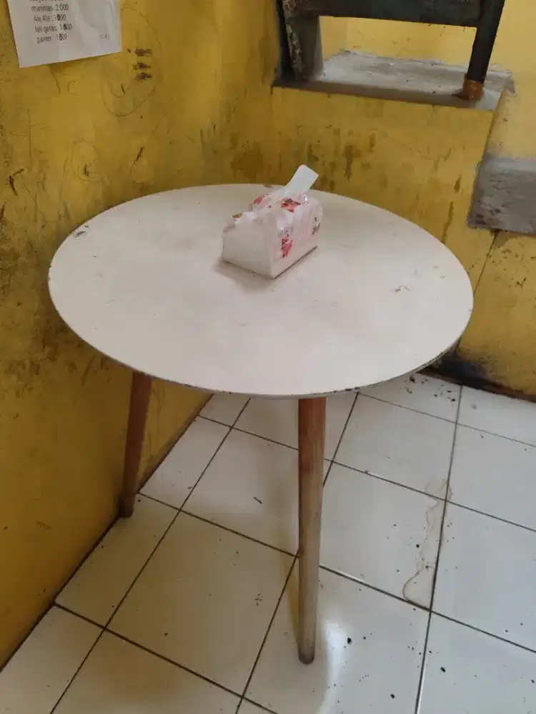 Meja cafe bundar
