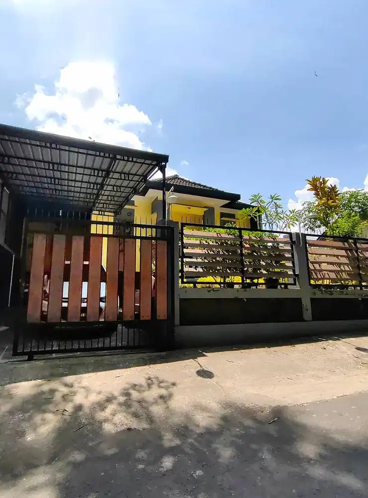 Rumah Nyaman dengan Halaman Luas di Purwomartani