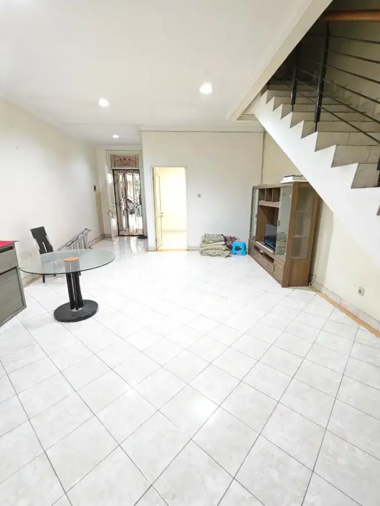 Di sewakan murah rumah 2 lantai di taman grisenda PIK