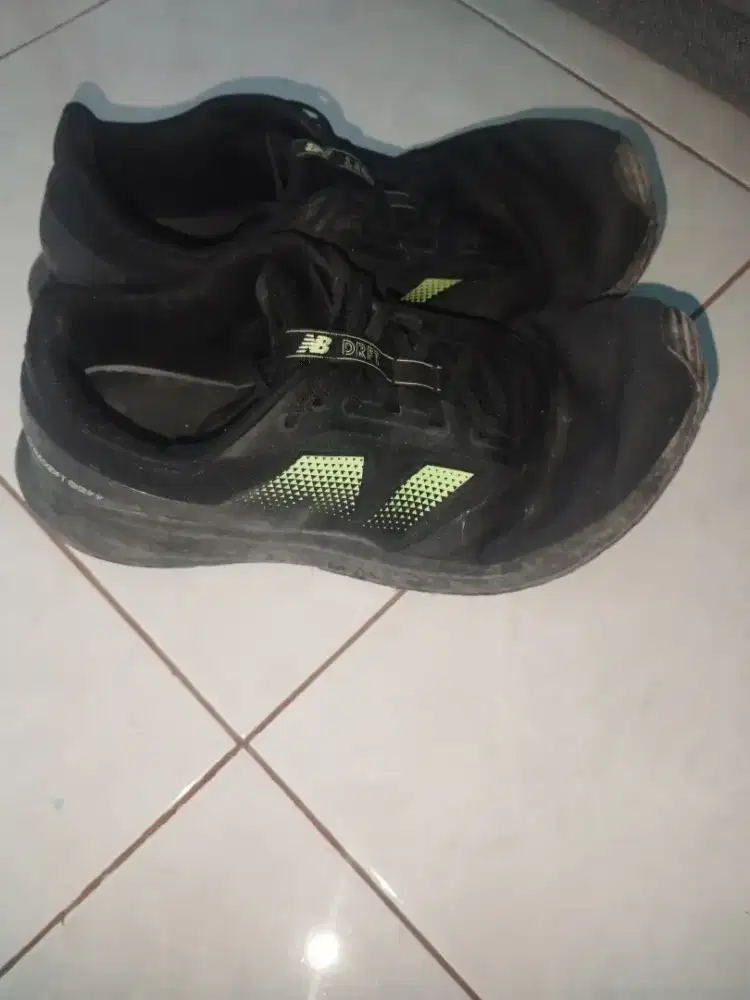 Jual kedua sepatu seadanya keduanya
