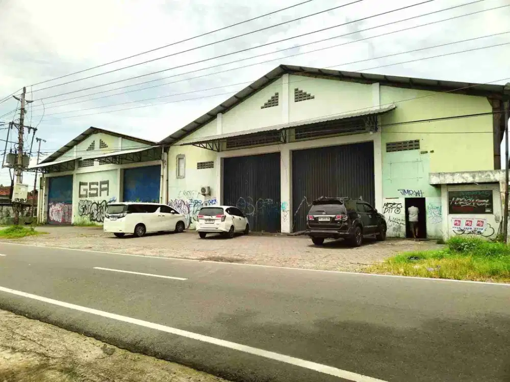 Gudang siap pakai tepi jalan utama Bantul