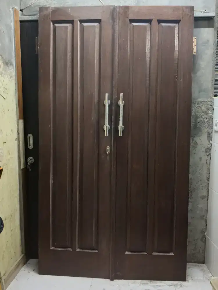 Pintu kayu bahan kamper
