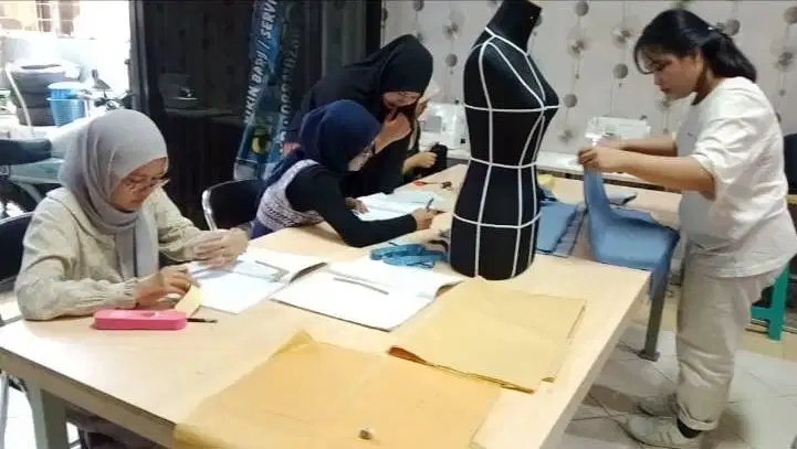 Dicari Tukang Pola dan Penjahit Baju Sample