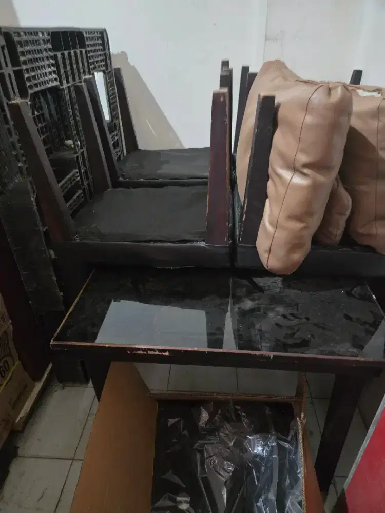 Dijual meja makan dan kursi 4 pcs