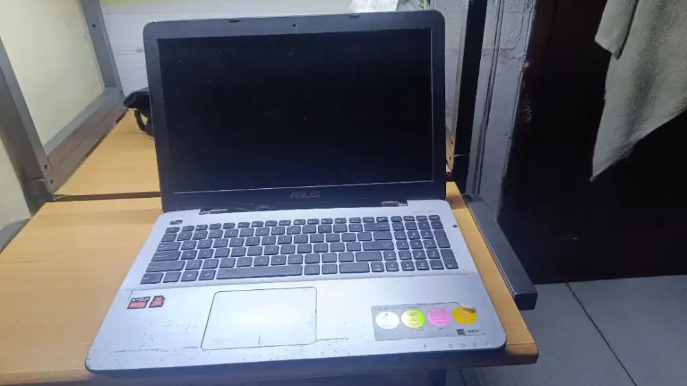 Leptop Asus X555Q AMD 12 972OP VGA Radeon ram 8Gb on board..