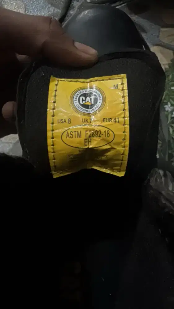 sepatu safety CAT