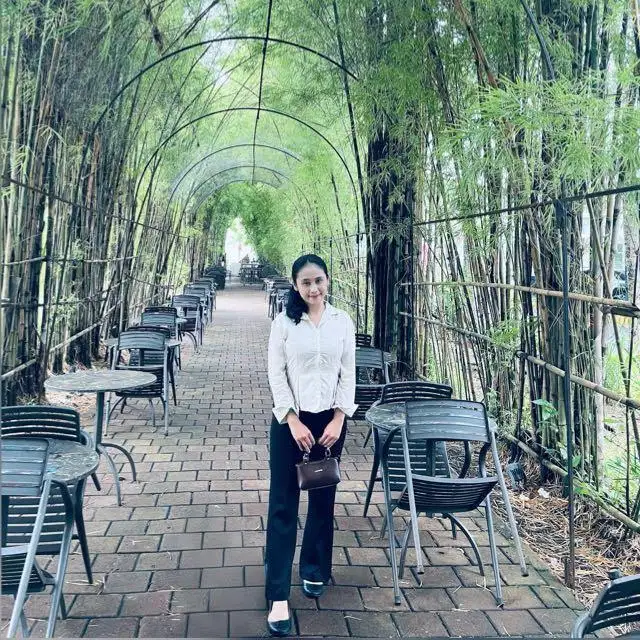 Lagi cari kerja untuk posisi: Barista / Kasir / Server / Crew Outlet.