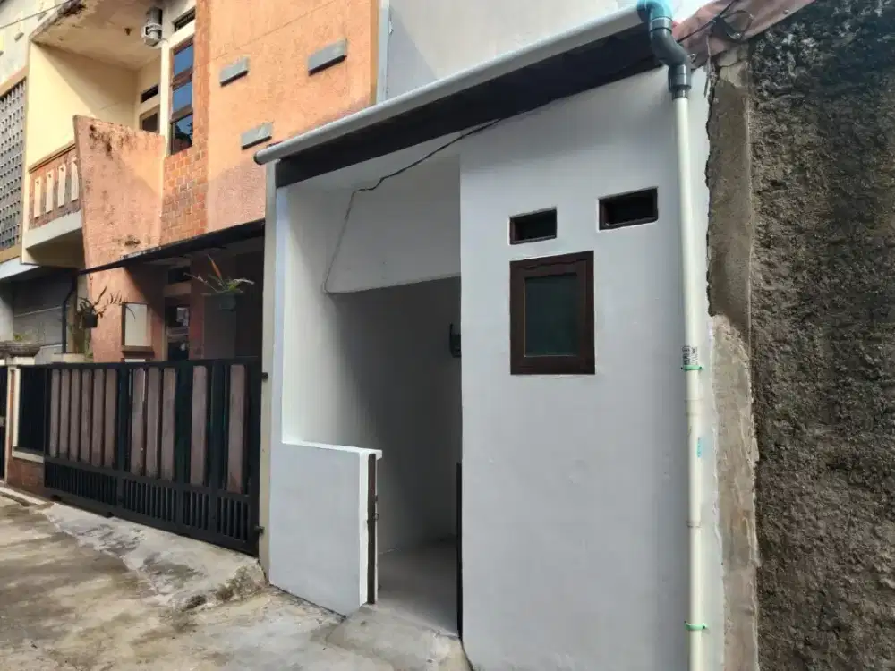 DIJUAL RUMAH DI KUKUSAN DEPOK PERBATASAN CIPEDAK JAGAKARSA MASUK MOBIL