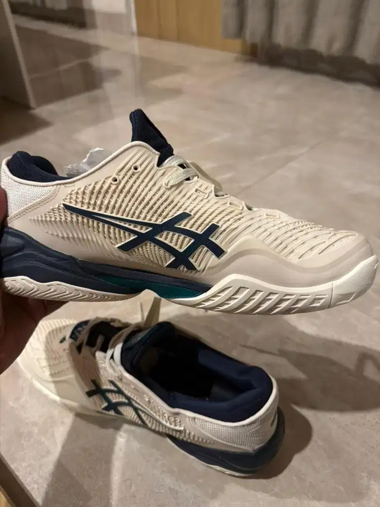 Sepatu padel asics