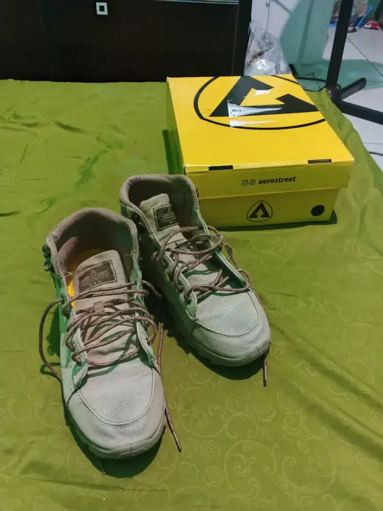 Sepatu pria wanita ukuran 41-42