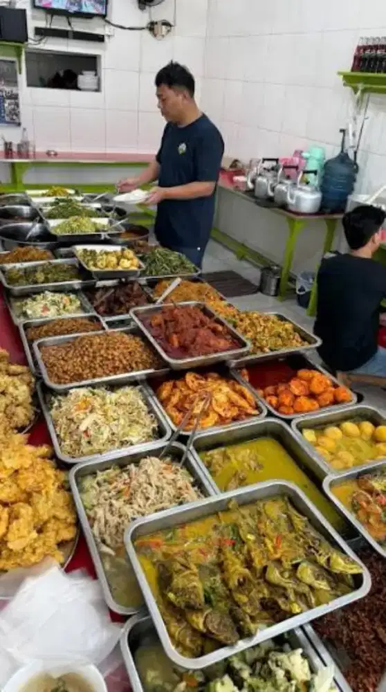 WARTEG WARUNG NASI JURU MASAK DAN KENEK