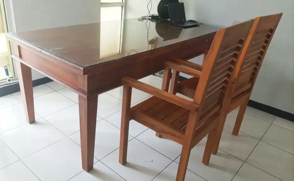 Meja makan besar