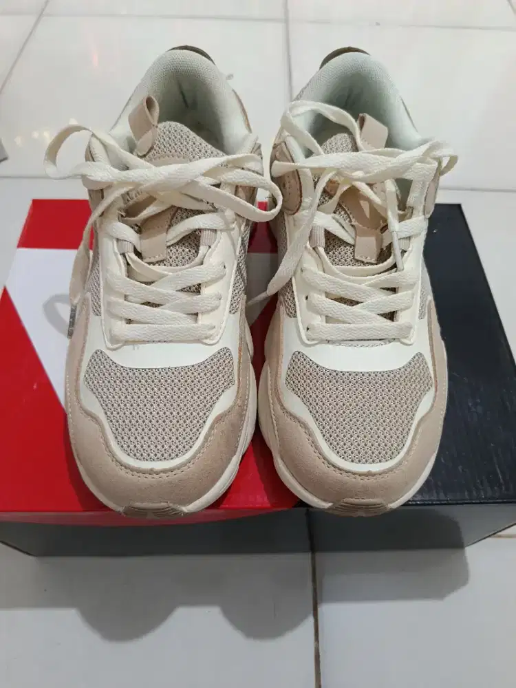 Di jual sepatu wanita