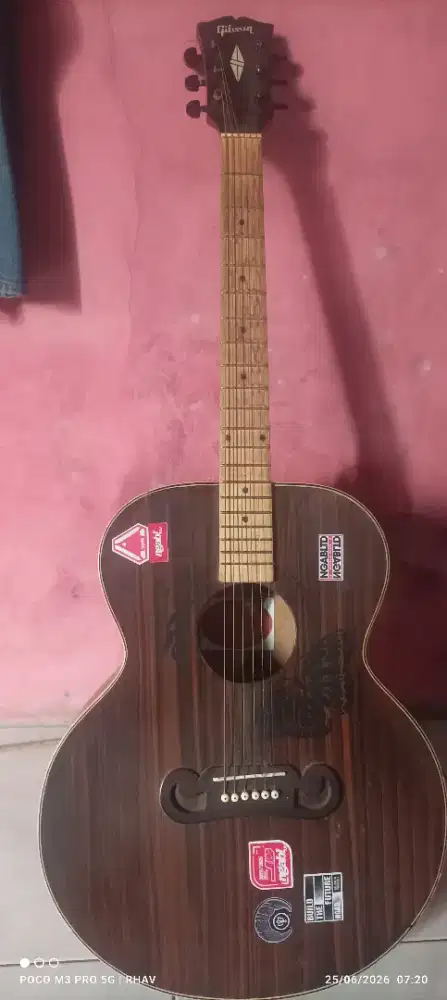 Gitar akustik gisbon