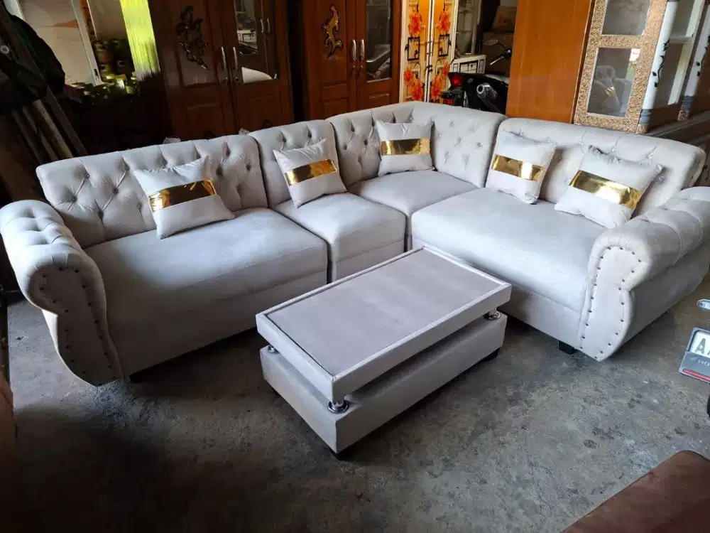 Sofa putih tulang