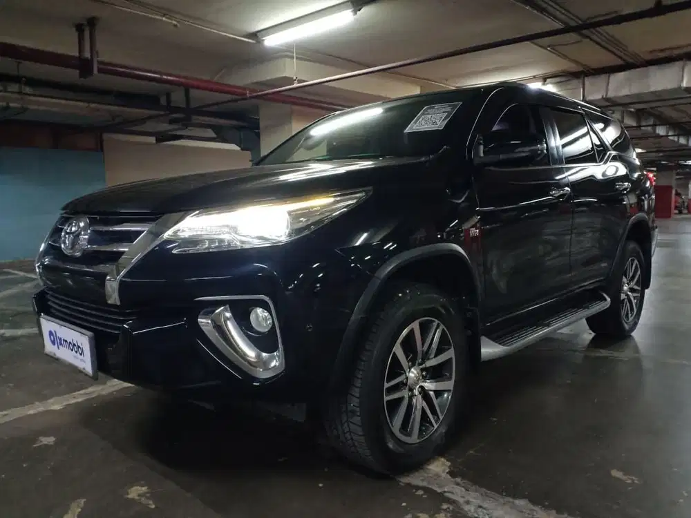 TDP 1 JUTA Toyota Fortuner 2.7 4x2 SRZ Bensin-AT 2017 Silver CBKGD