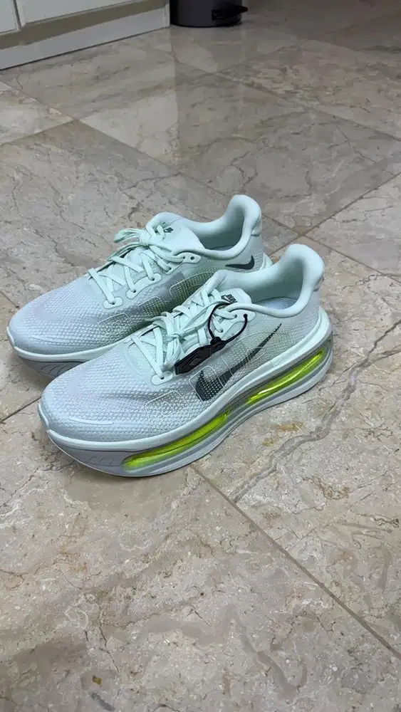 NIKE Vomero Premium 290mm