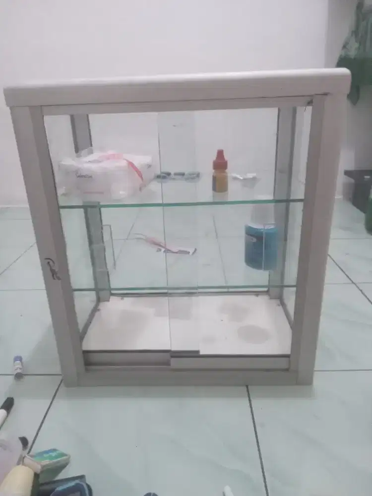 etalase kaca kecil