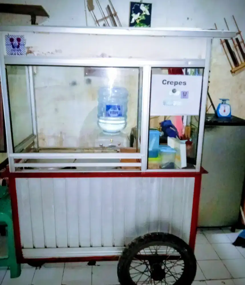 Gerobak jualan keliling dan mangkal