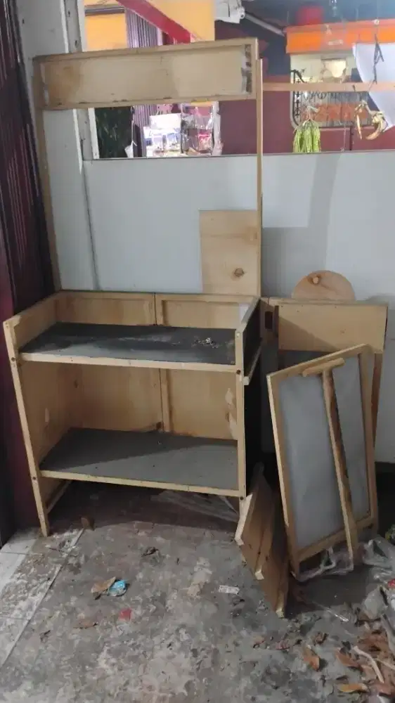 Meja dan kursi perlengkapan usaha