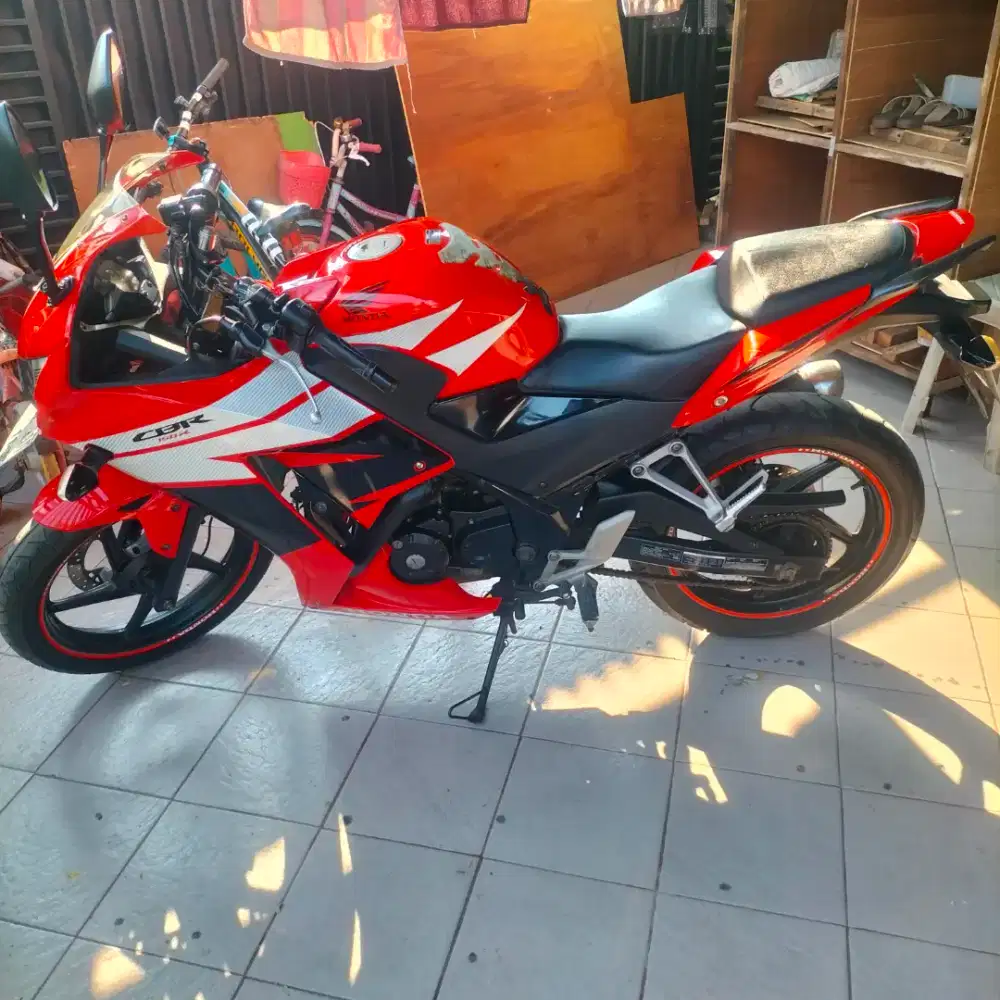 Honda CBR 150R tahun 2015