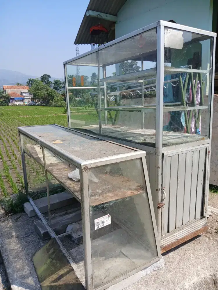 Etalase plus etalase sedeng