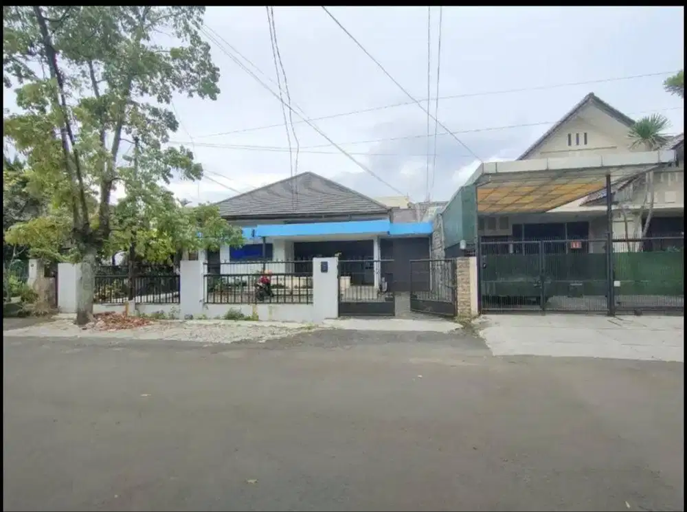 DISEWAKAN: Rumah Luas & Strategis di Sayap Gatot Subroto