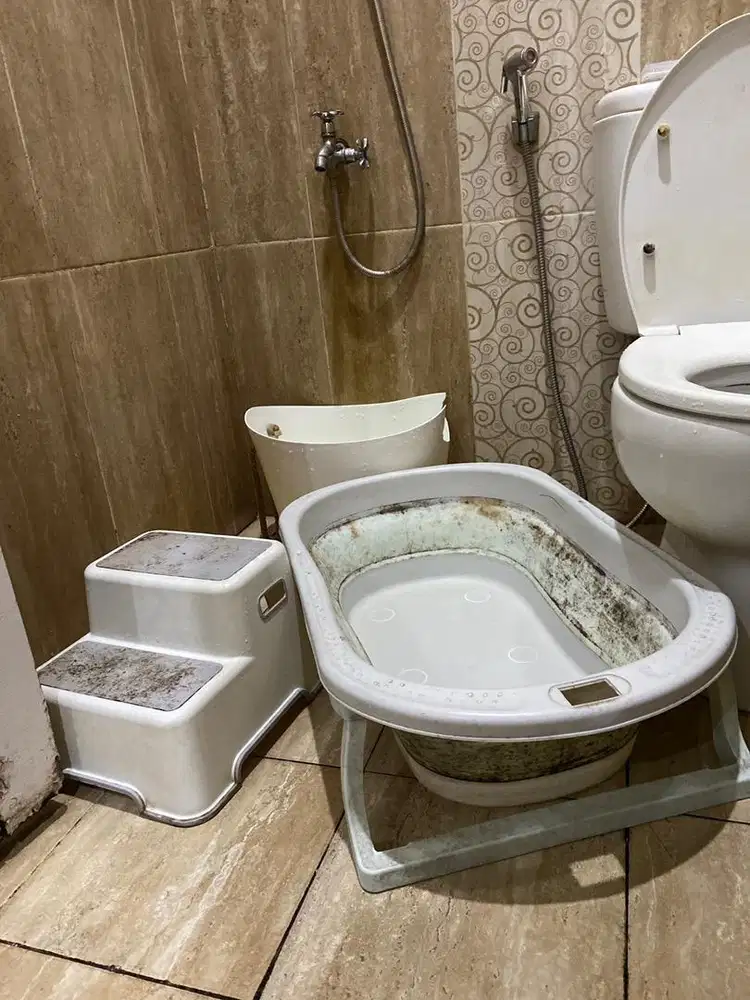 Ember Mandi Bayi dan Tangga Toilet