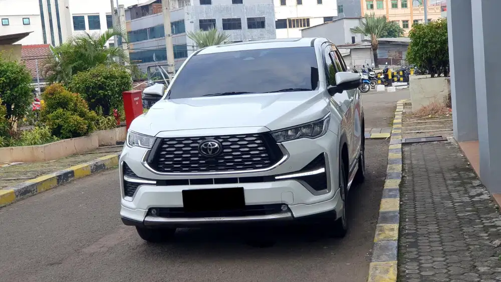 Toyota kijang innova zenix q hybrid modelista tss 2023 putih