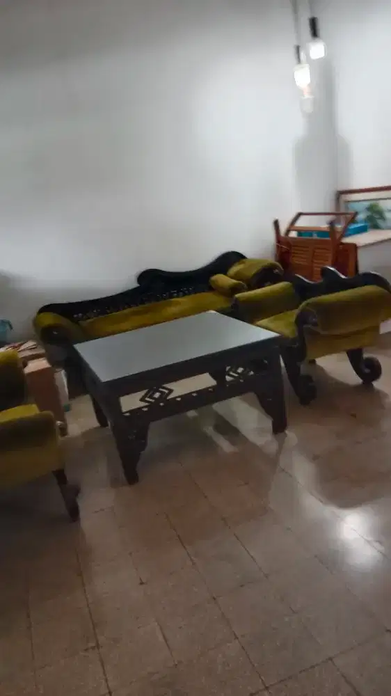 Jual 1 set + meja kursi jati tua. Barang antik
