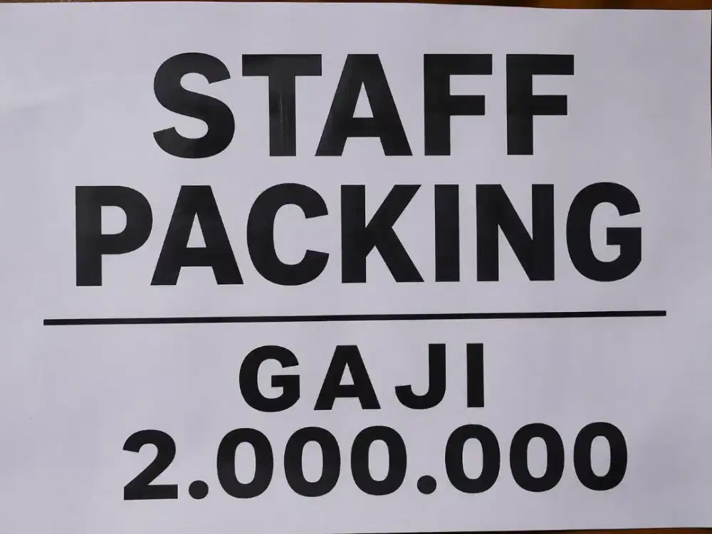 Staff packing barang