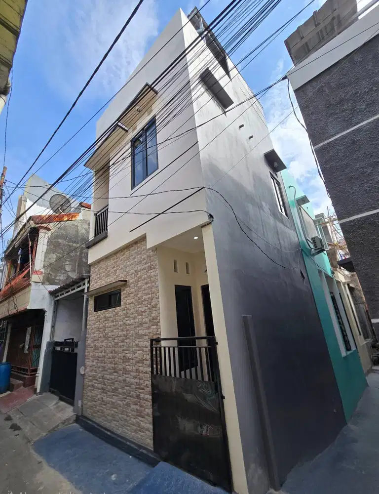 RUMAH BARU! Kosongan 3 Lantai, 2 KT 2 KM, dekat Stasiun Kramat, Busway