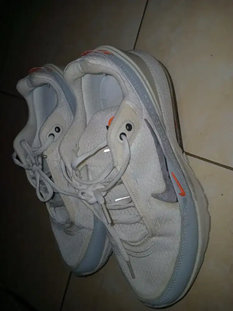Sepatu Nike Air Max Pulse warna Summit White Safety Orange