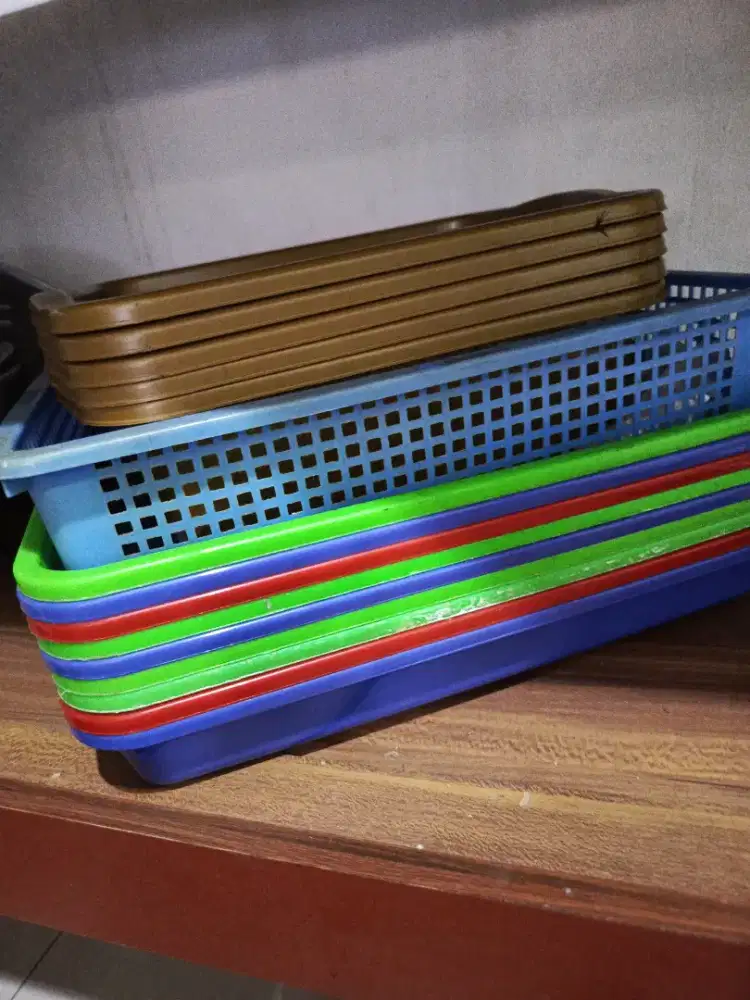 Aneka nampan dan baskom plastik