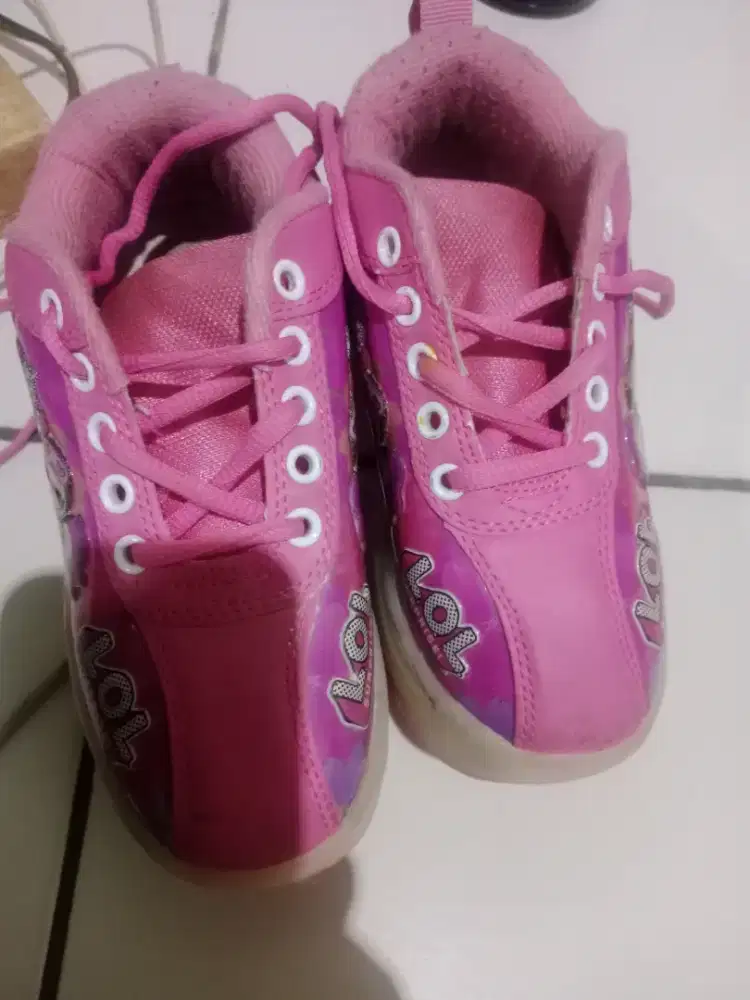 Sepatu roda anak merk lol
