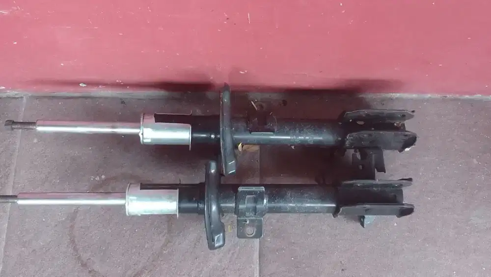 Sepasang Shockbreaker depan mobil Suzuki Ertiga