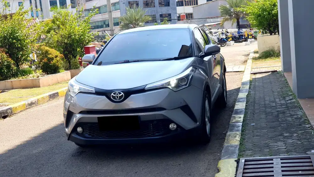 Toyota chr non hybrid bensin 2018 silver matic