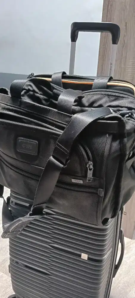 Tas Tumi bekas bawaan pilot