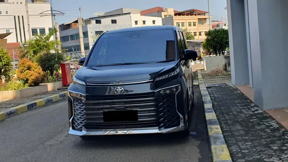 Toyota voxy cvt tss 2023 hitam camera 360